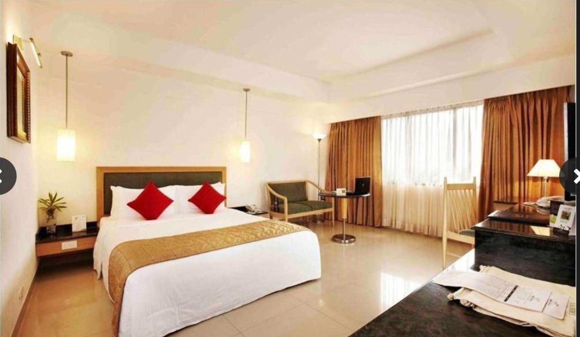 Savera Hotel Chennai Ngoại thất bức ảnh